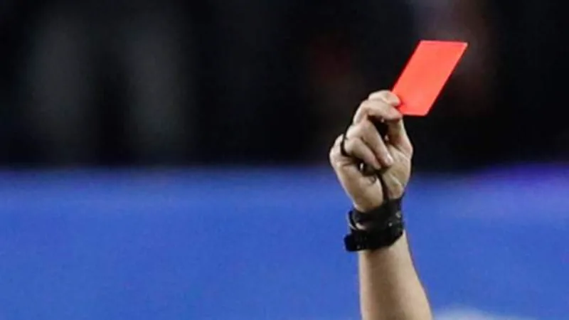 Thẻ đỏ là gì trong các trận đấu bóng đá?